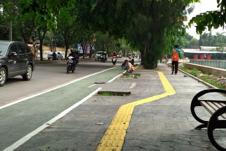 Kondisi trotoar di jalan danau Sunter Selatan, Kamis (16/11/2017). 