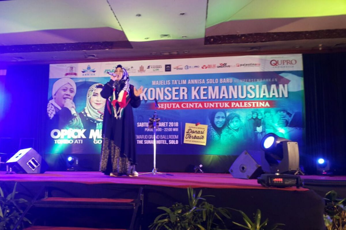 KONSER KEMANUSIAAN --Musisi kenamaan Melly Goeslow mengisi konser Kemanusiaan Sejuta Cinta untuk Palestina yang digelar Majelis Talim Annisa Solo Baru di Ballroom The Sunan Hotel Solo, Sabtu ( 10 / 3/2018) malam. 