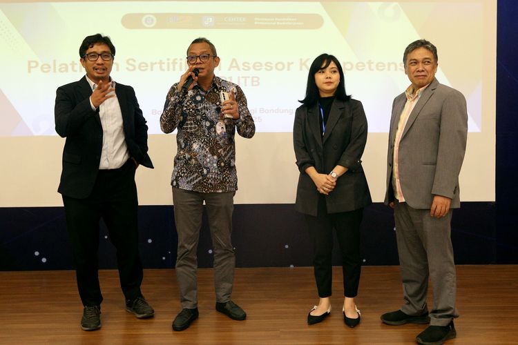 ITB resmi menerima Sertifikat Verifikasi dari Badan Nasional Sertifikasi Profesi (BNSP) untuk mendirikan Lembaga Sertifikasi Profesi (LSP) P1 ITB.