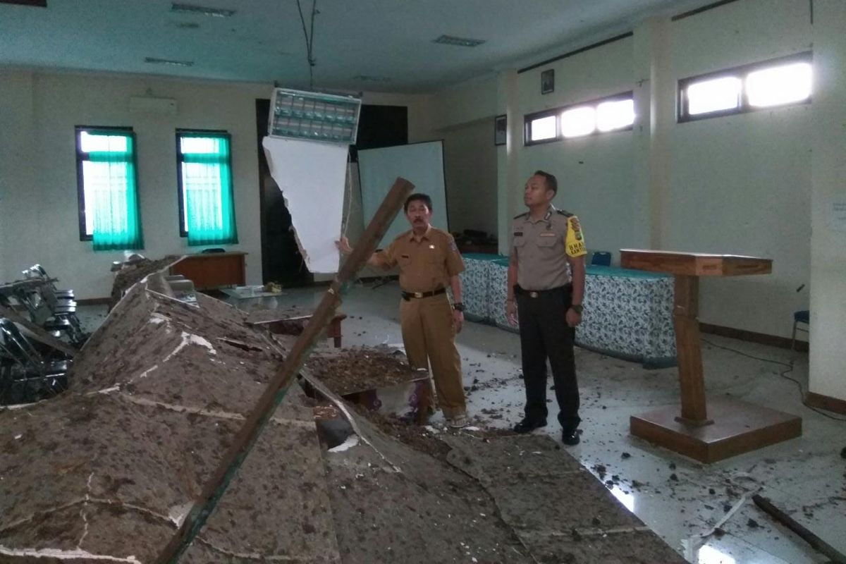 Kantor Kecamatan Cilodong, Sukmajaya, Depok Ambruk, Senin (1/4/2019).