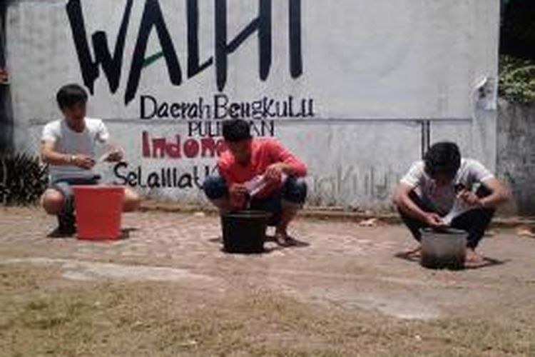 Aksi kampanye melawan asap dilakukan aktifis Walhi Bengkulu dengan menyediakan satu ember airt dicampur setengah kilo gram garam diletakkan di tempat terbuka untuk mempercepat proses hujan. Walhi mengimbau kegiatan ini dilakukan secara serentak