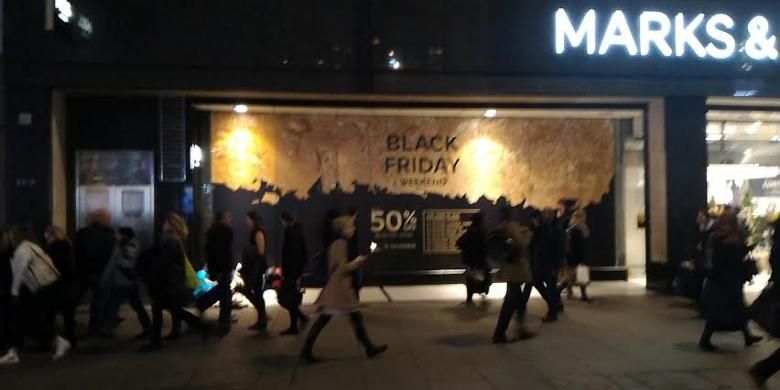 Perusahaan retail asal Inggris Marks and Spencers, ikut memberikan diskon besar hingga 50 persen saat Black Friday di London, Jumat (27/11/2015)
