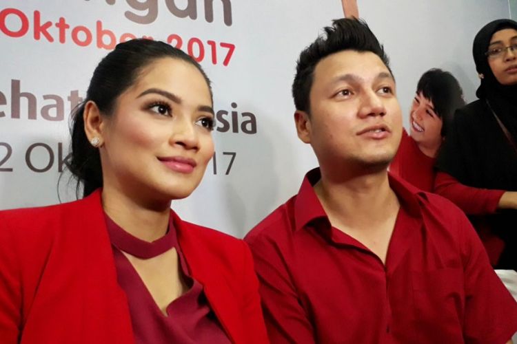Titi Kamal dan Christian Sugiono saat menghadiri acara Tepuk Sehat Indonesia di SDN 03 Menteng, Jakarta Pusat, Kamis (12/10/2017).