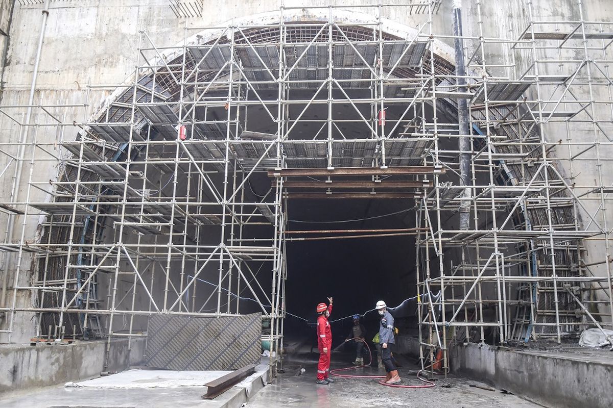 Pekerja menyelesaikan pengerjaan proyek Tunnel Satu Halim Kereta Cepat Jakarta-Bandung (KCJB) di Jalan Tol Jakarta-Cikampek KM 5+500, Jakarta, Kamis (27/1/2022). Tunnel Satu merupakan terowongan dengan dua lintasan kereta cepat yang melintang menembus bagian bawah Jalan tol Jakarta-Cikampek dengan panjang 1.885 meter dan dibangun dengan menggunakan metode Tunnel Boring Machine (TBM). ANTARA FOTO/Galih Pradipta/wsj.