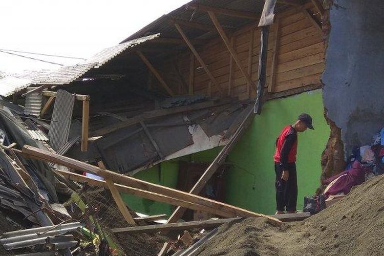 Puing-puing rumah yang ambruk ditabrak truk.