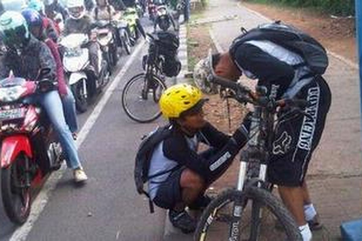 Peserta Gowes Jurnalistik 2011 Pantau Jalur Mudik yang diselenggarakan Kompas.com, Jumat (15/7/2011).