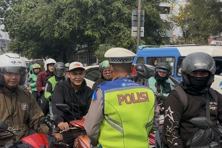 Tak Pakai Helm dan Ngumpet Saat Operasi Patuh Jaya, Pemotor di Jakbar Diedukasi Polisi