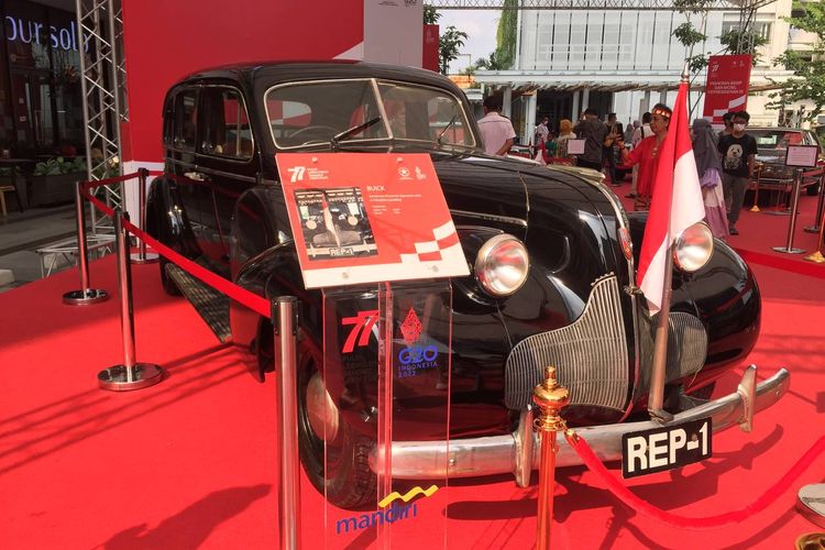 Mobil Buick-8 buatan Amerika Serikat keluaran tahun 1939, mobil kepresidenan pertama yang dipakai oleh Bung Karno. Pameran Arsip dan Mobil Kepresidenan Indonesia di Gedung Sarinah, Jakarta Pusat.