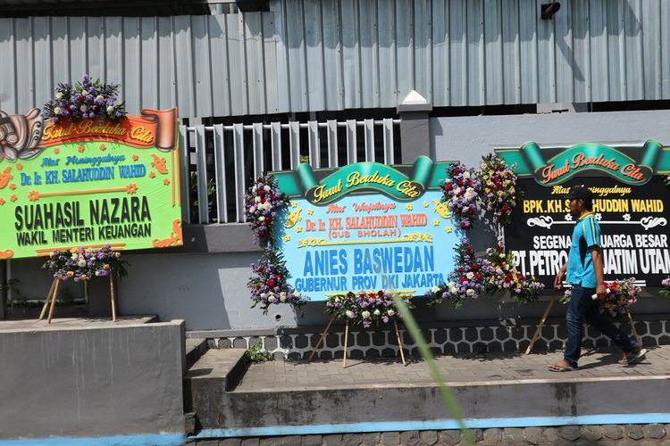 Karangan bunga dari Gubernur DKI Jakarta Anies Baswedan, terpasangan di komplek Pesantren Tebuireng, Jombang, Jawa Timur, Senin (3/2/2020).