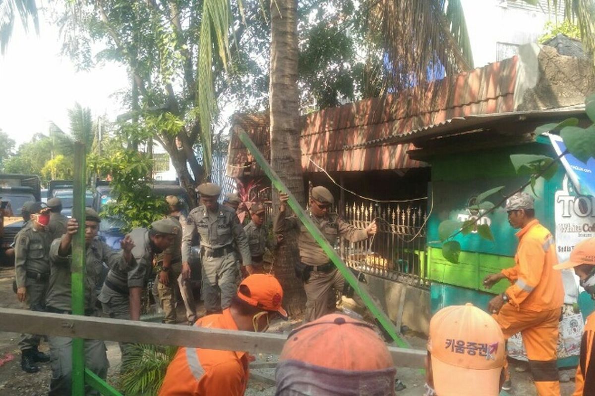 Satpol PP Jakarta Utara saat melakukan penertiban trotoar di Jalan Deli, Kecamatan Koja, Jumat (4/8/2017).