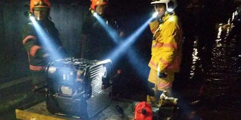 Petugas gabungan berusaha mengeringkan genangan air di terowongan bawah tanah antara Stasiun Bishan dan Braddell, Sabtu (7/10/2017)