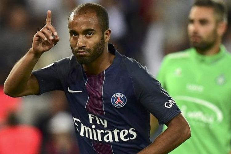 Gelandang Paris Saint-Germain, Lucas Moura, melakukan selebrasi setelah sukses mengeksekusi tendangan penalti ke gawang Saint-Etienne, pada laga Ligue 1 di Parc des Princes, Jumat (9/9/2016). 