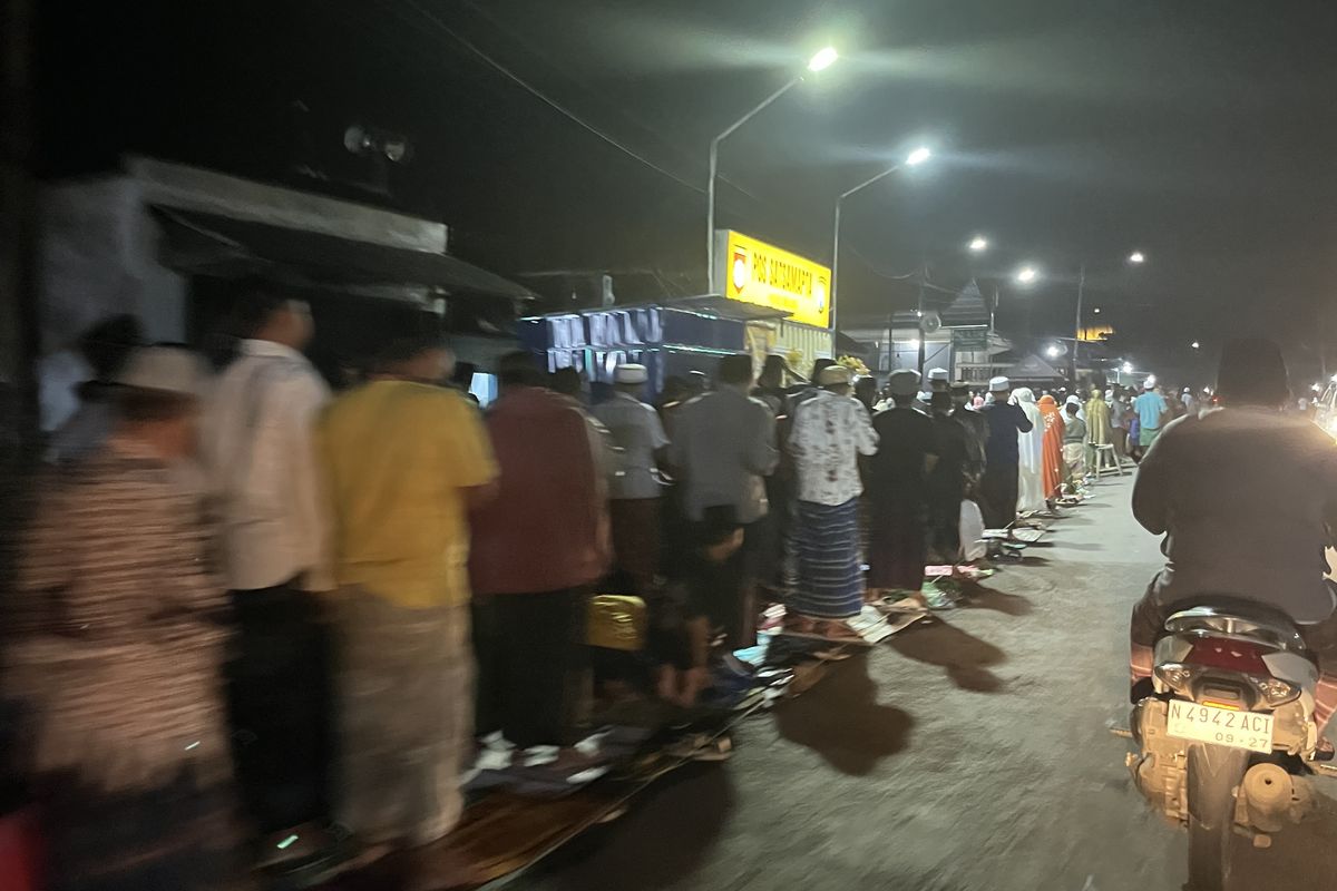 Kondisi shalat tarawih di trotoar jalan di area Masjid Al-Ilyas, Desa Gondanglegi Kulon, Kecamatan Gondanglegi, Kabupaten Malang.
