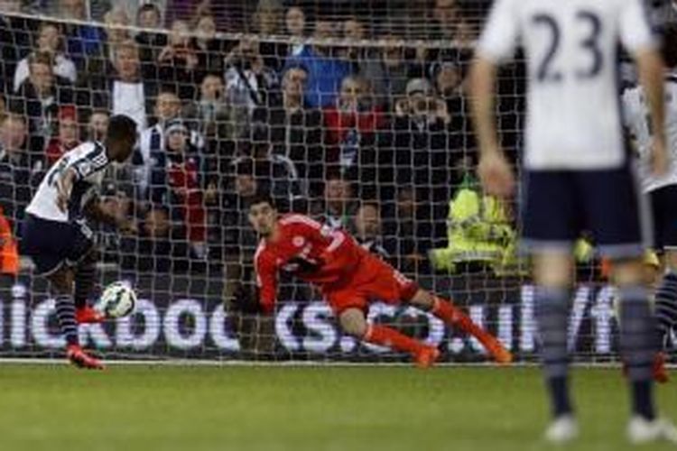 Striker West Bromwich Albion, Saido Berahino (kiri), sukses mengeksekusi penalti ke gawang Chelsea pada laga Premier League di Stadion The Hawthorns, West Bromwich, Senin (18/5/2015).