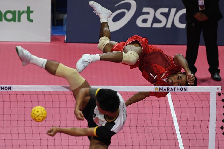 Pesepak takraw Indonesia Saiful Rijal (kanan) melakukan smes yang diblok pesepak takraw Myanmar Aung Naing Oo  dalam pertandingan babak Final Sepak Takraw Ganda Beregu Putra SEA Games ke-30 di Subic Gymnasium, Filipina, Kamis (5/12/2019). Regu takraw putra Indonesia menang atas Myanmar dengan skor 2-0 sehingga meraih medali emas.