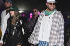 Taylor Swift Ajak Travis Kelce Naik Panggung The Eras Tour 