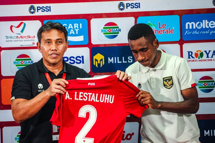 Pelatih timnas U16 Indonesia, Bima Sakti (kiri), dan kapten timnas U16, M Iqbal Gwijangge (kanan) memamerkan jersey bernama Alvin Lestaluhu usai mengalahkan Vietnam 2-1 pada ajang Piala AFF U16 2022 di Stadion Maguwoharjo, Sabtu (6/8/2022) malam WIB. M Iqbal Gwijangge lantas dinobatkan sebagai pemain terbaik Piala AFF U16 2022 usai mengantar Indonesia menang 1-0 atas Vietnam di laga final.