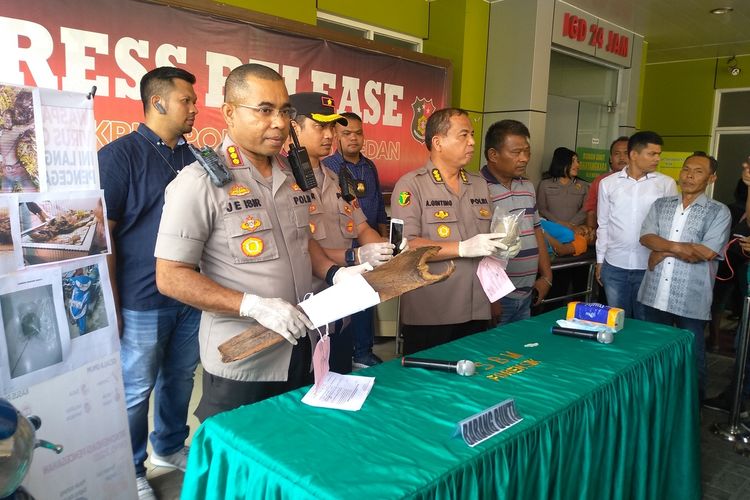 Kapolrestabes Medan, Kombes Pol JE Usir menunjukkan bawang bukti berupa pelepah sawit dan batu yang digunakan pelaku untuk membunuh Isra (16)