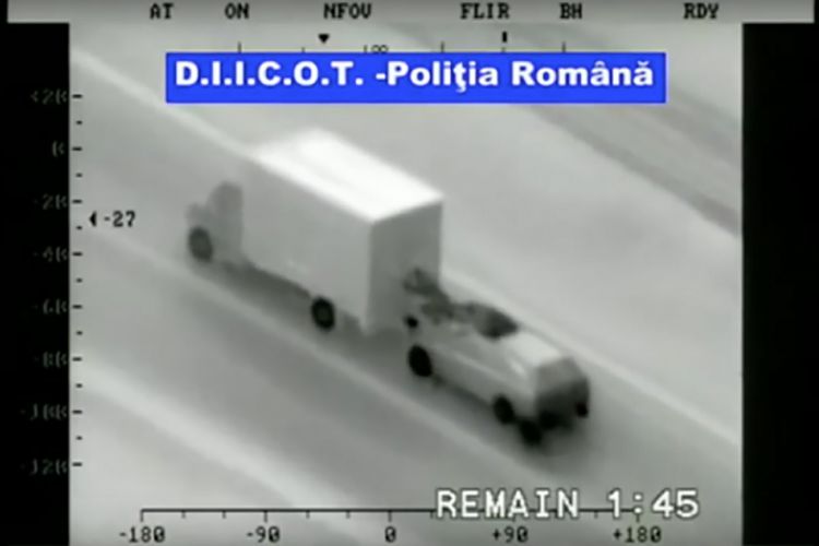 Potongan video rekaman Polisi Romania yang memperlihatkan salah satu kejadian pencurian dari truk yang berjalan, pada 2012. 