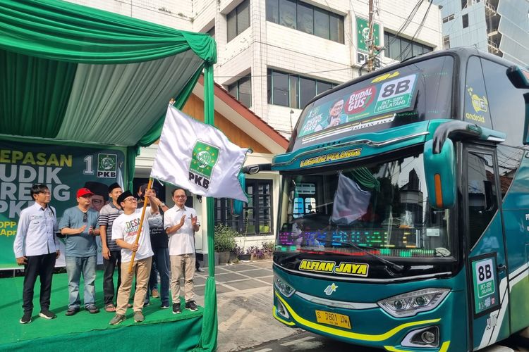 Ketua Umum (Ketum) Partai Kebangkitan Bangsa (PKB) Abdul Muhaimin Iskandar atau Cak Imin melepas sebanyak 30 bus berisi pemudik yang menuju wilayah Jawa bagian tengah dan timur di DPP PKB, Jakarta, Selasa (18/4/2023).