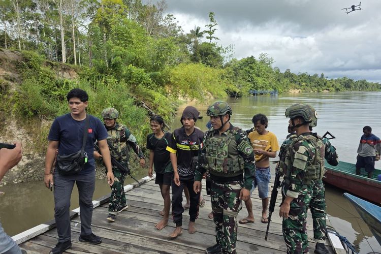 TNI Evakuasi 4 Pendulang Emas dari Pegunungan Bintang
