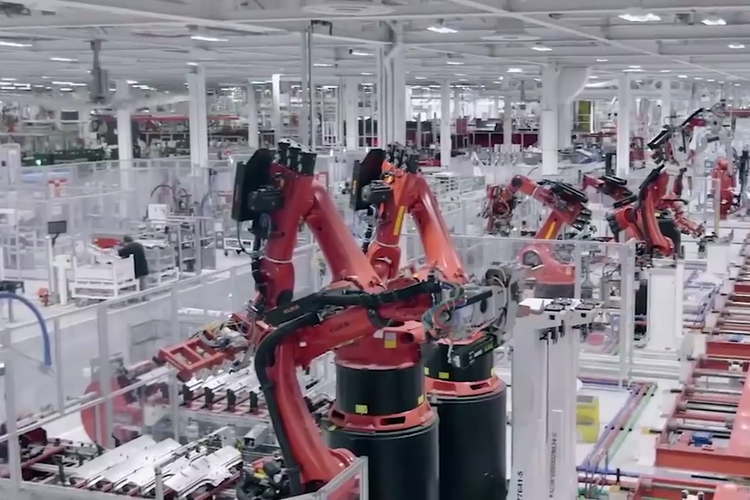 Mesin otomatis di dalam pabrik Gigafactory Tesla di Nevada, AS.