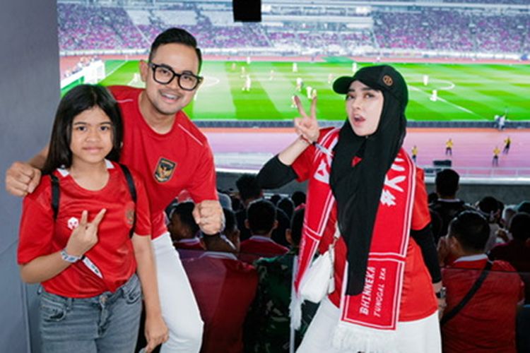 Crazy Rich Gilang Widya Pramana bersama istrinya Shandy Purnama Sari dan putri sulungnya Felicia Lasha Zafeera saat menyaksikan pertandingan FIFA Matchday antara Indonesia vs Argentina yang berakhir dengan skor 0-2 di Stadion Utama Gelora Bung Karno (SUGBK) Jakarta, Senin (19/6/2023) malam.
