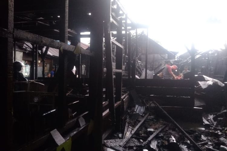 Rumah yang kini menjadi puing setelah kebakaran melanda 15 rumah di Jalan Manggis, Pasar Batuah, Banjarmasin, Kalsel, Selasa (12/11/2019) sore. Dalam kejadian ini, 1 warga tewas tersengat listrik saat berusaha memadamkan api.