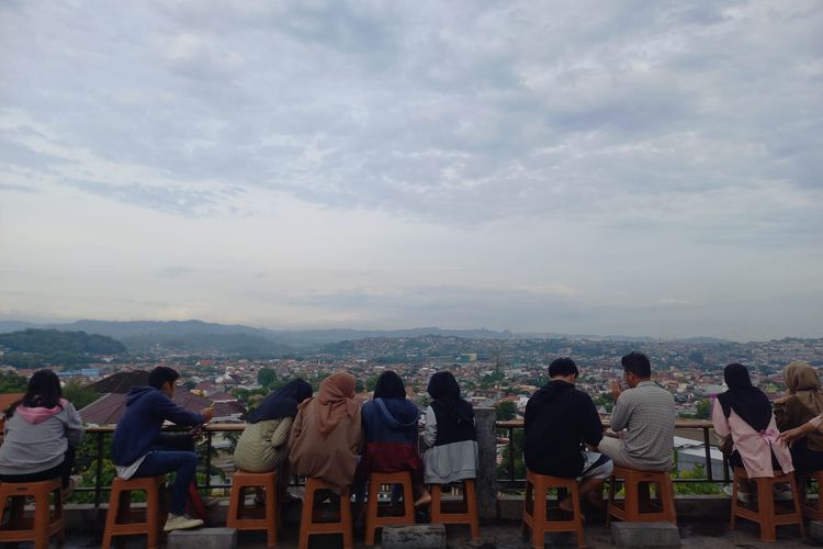 Sejumlah pengunjung Bubur Ayam Sinar Pagi sedang menyantap sarapan sembari menikmati pemandangan Kota Semarang, Selasa (18/10/2022).