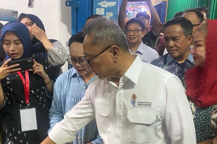 Menteri Perdagangan (Mendag) RI Zulkifli Hasan (Zulhas) memberi keterangan pers usai mengecek stok dan harga beras di Pasar Bulu Jalan Mgr Sugiyopranoto, Kota Semarang, Selasa (20/2/2024).