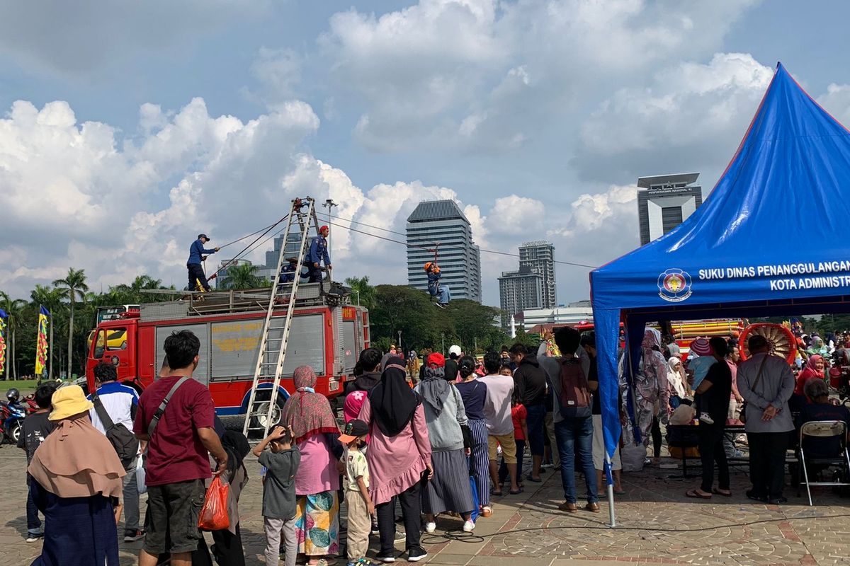 Sejumlah anak-anak menyambut baik adanya wahana rekreasi flying fox di Monas, antrean terlihat dari antusiasnya anak-anak yang ingin bermain wahana itu, Minggu (3/7/2022).