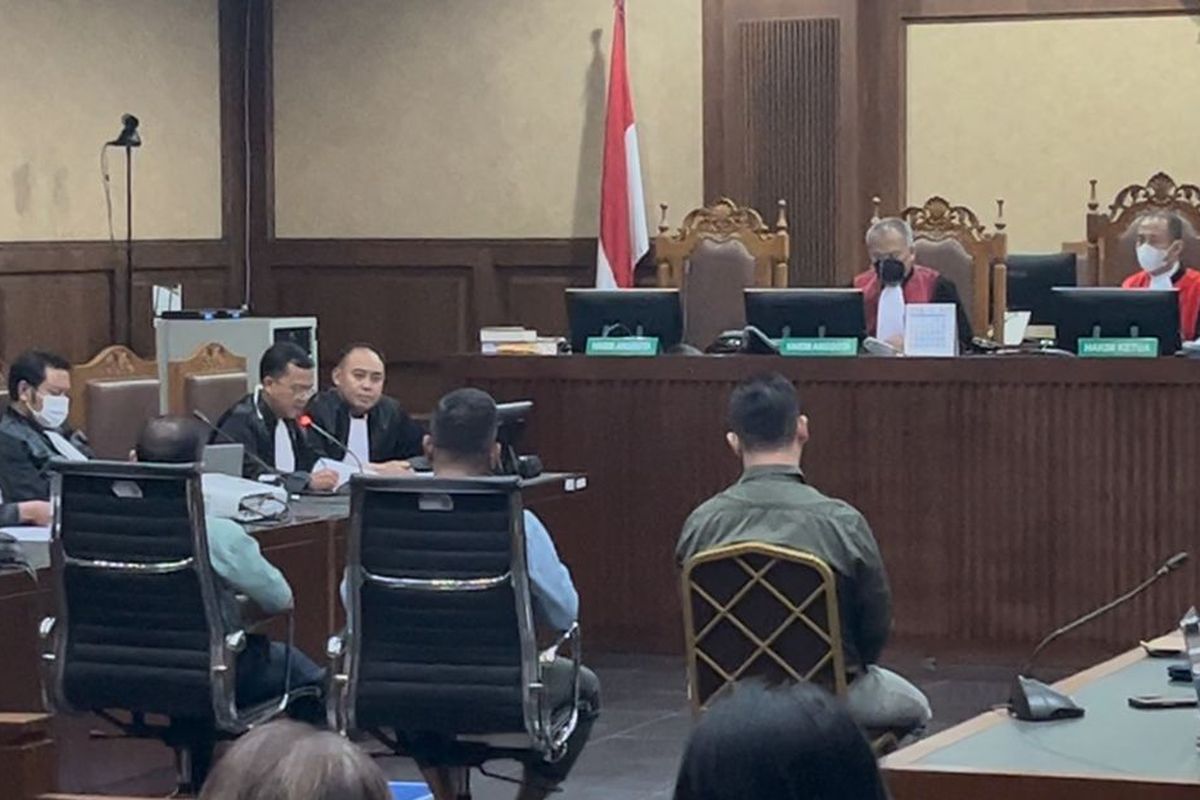 Sopir mantan kader PDI-P Saeful Bahri, Ilham Yulianto (kiri) menceritakan bagaimana dirinya ditugaskan menjadi kurir uang suap pengurusan pergantian antar waktu (PAW) DPR RI Harun Masiku dalam sidang perkara suap yang menjerat Sekretaris Jenderal PDI-P Hasto Kristiyanto di Pengadilan Tipikor Jakarta Pusat, Jumat (25/4/2025).