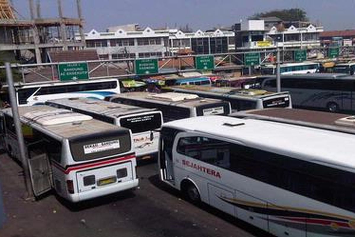 Bus bantuan masih menumpuk di Terminal Bekasi. Para calon penumpang enggan menggunakannya. Selain tarifnya lebih mahal, kondisi busnya juga tak sebagus bus reguler.