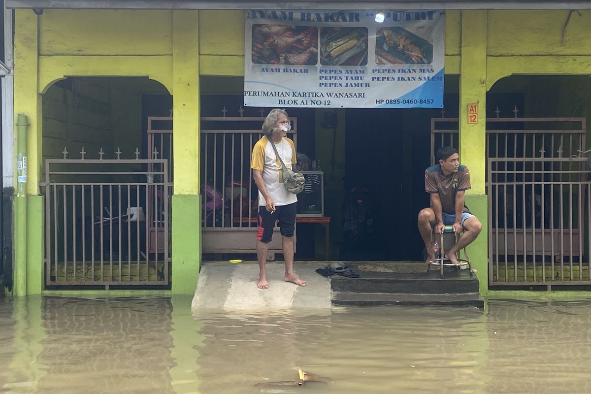 Aktivitas warga Perumahan Kartika Wanasari, Cibitung, Kabupaten Bekasi, terganggu karena banjir tak kunjung surut sejak Minggu (18/5/2025) sore.