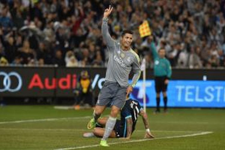 Bintang Real Madrid, Cristiano Ronaldo, merayakan golnya ke gawang Manchester City pada ajang International Champions Cup, Jumat (24/7/2015).