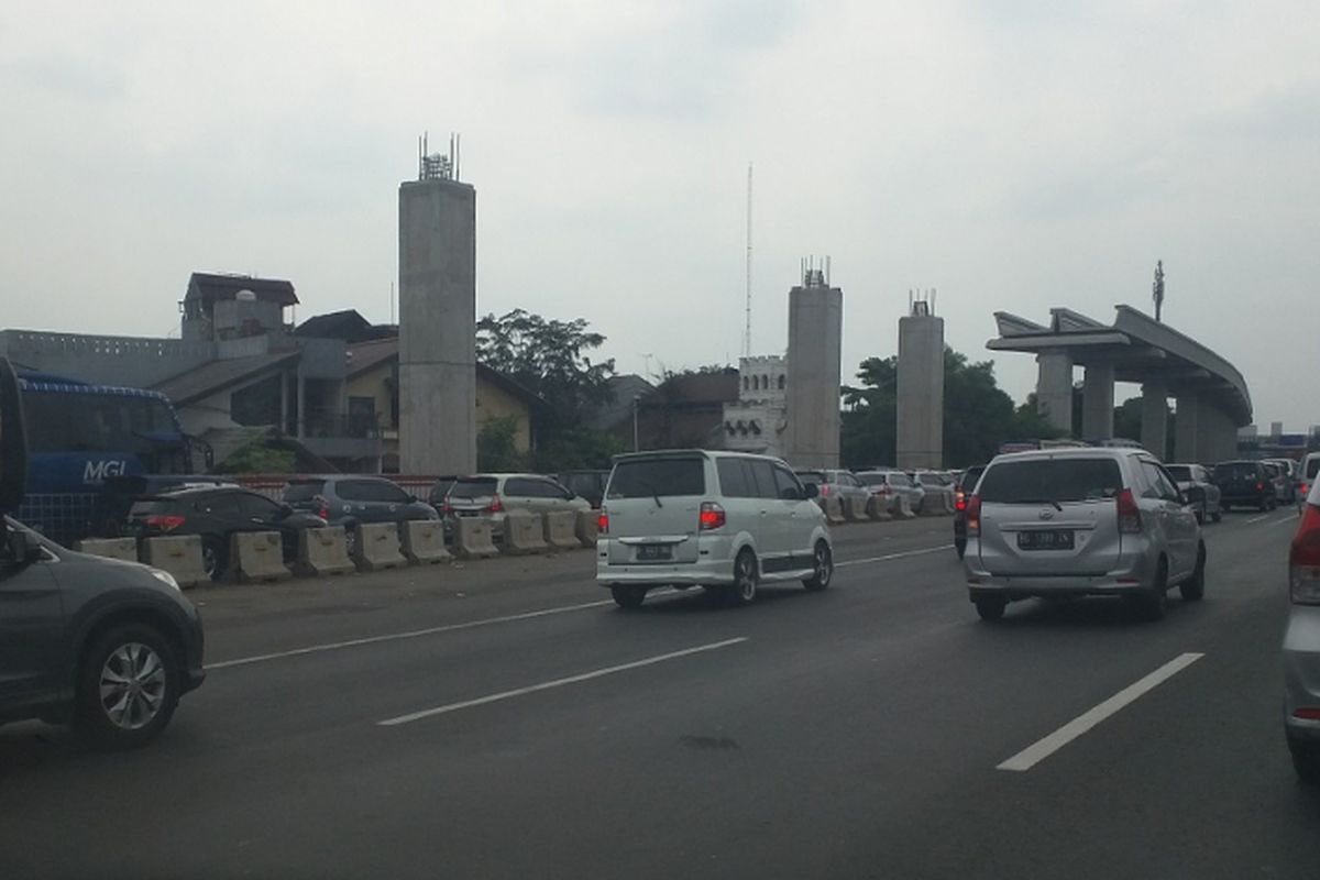 Kepadatan kendaraan dari arah Cawang ke Cikampek mulai terasa dari Km 9, sekitar Gerbang Tol Cikunir 4, dan seterusnya, Jumat (15/6/2018).