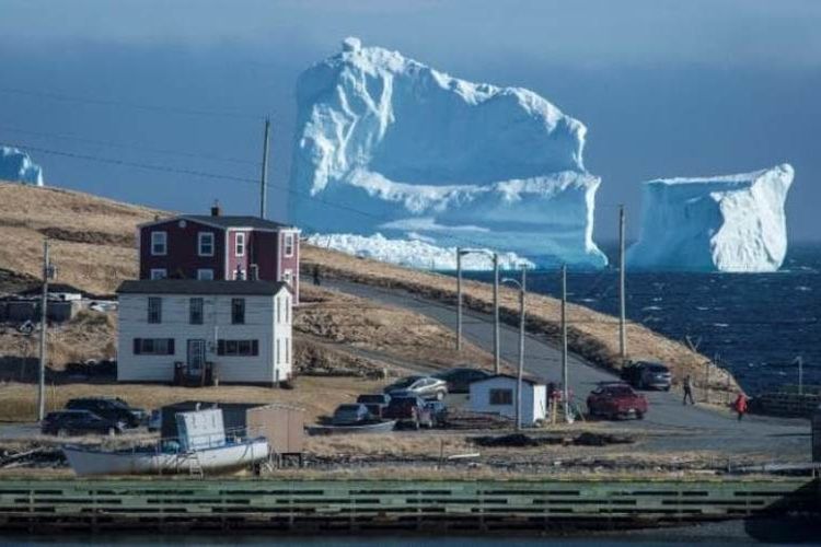 Gunung es setinggi 46 meter ini terjebak di laut dangkal dekat kota Ferryland, Kanada.