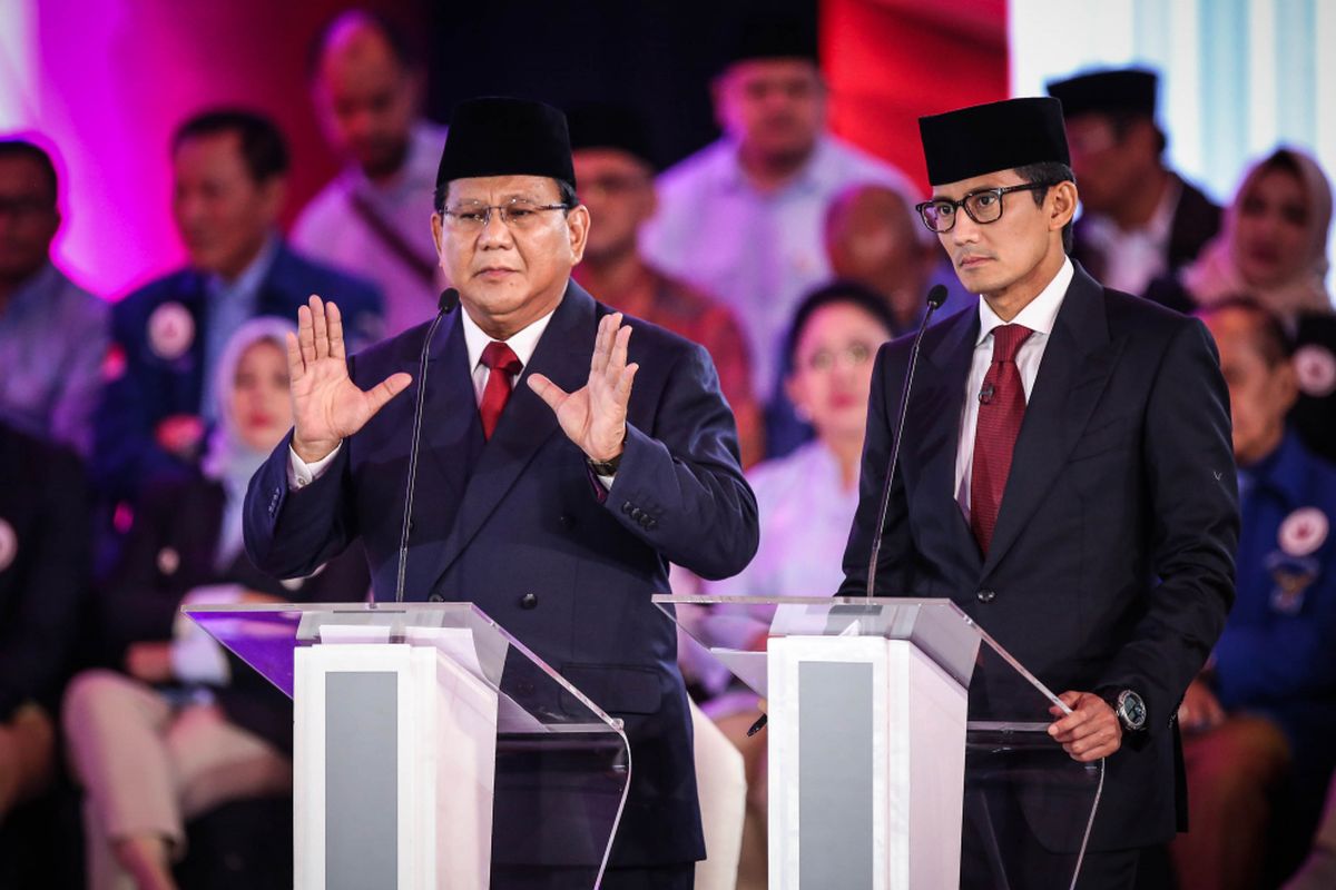 Pasangan calon presiden dan wakil presiden nomor urut 2, Prabowo Subianto dan Sandiaga Uno memberikan penjelasan saat debat pilpres pertama di Hotel Bidakara, Jakarta Selatan, Kamis (17/1/2019). Tema debat pilpres pertama yaitu mengangkat isu Hukum, HAM, Korupsi, dan Terorisme.