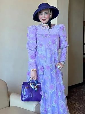 9 gaya Sarifah Suraidah disorot warganet. Dari topi lebar hingga kebaya glamor, penampilannya kerap disebut bak ?noni Belanda?.