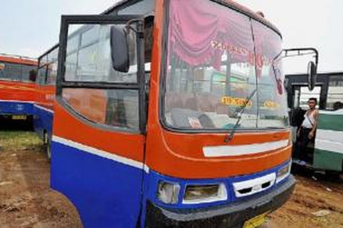 Angkutan umum jenis bus ukuran sedang, antara lain metromini dan kopaja, yang terkena razia gabungan kepolisian dan Dinas Perhubungan dikandangkan di pul Rawa Buaya, Cengkareng, Jakarta Barat, Kamis (10/12). Selain kerusakan fisik dan ketidaklayakan bus untuk beroperasi, juga ditemukan pelanggaran seperti sopir yang tidak memiliki surat izin mengemudi (SIM). 