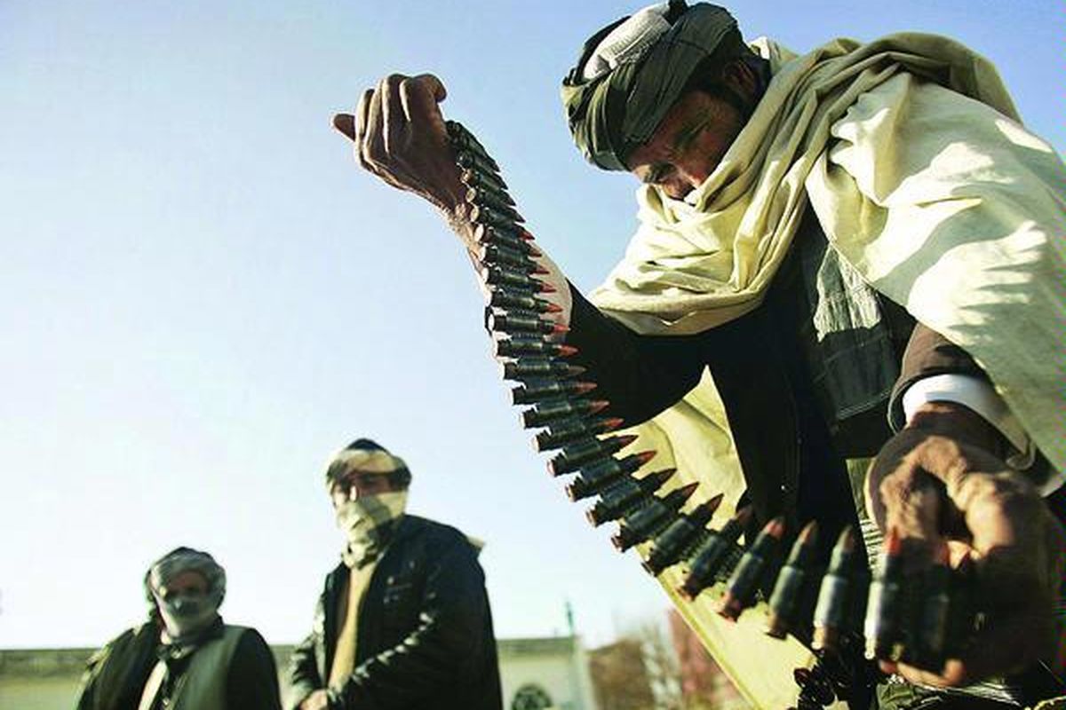 Seorang mantan pejuang Taliban menempatkan peluru-peluru sebelum menyerahkannya kepada otoritas Afganistan, sebagai bagian dari program rekonsiliasi damai di Herat, barat Kabul, Selasa (28/12).