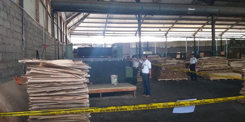 Seorang Karyawan Tewas Setelah Separuh Badannya Terjepit Mesin Roll