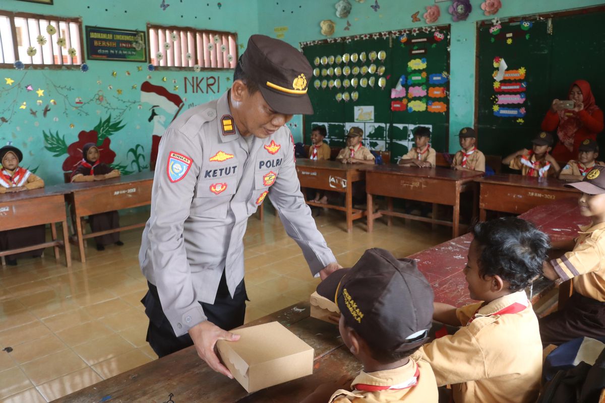 Polisi Bagikan Makan Bergizi Gratis di Kabupaten Probolinggo, Sudah Dapat Susu