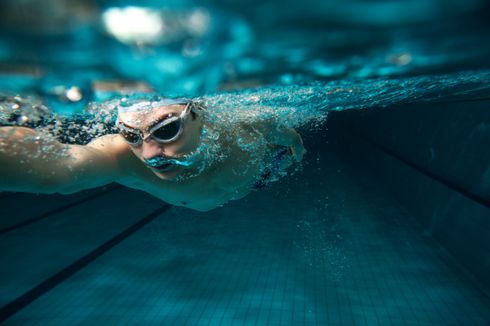 Benarkah Berenang di Air Dingin Bisa Bantu Redakan Nyeri?