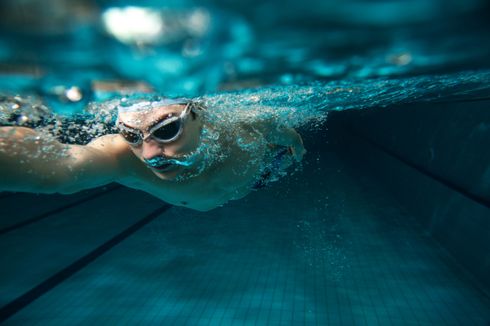 Sederet Manfaat Berenang di Air Dingin untuk Tubuh