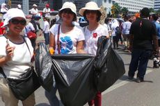Berpakaian Necis, Para Wanita Ini Bersihkan Sampah di Kawasan Thamrin