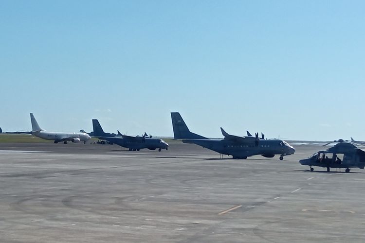 US Navy P-8 Poseidon maritime aircraft await for orders to search for the KRI Nanggala-402 submarine from the runway of I Gusti Ngurah Rai Air Force Base on Saturday  (24/4/2021) 