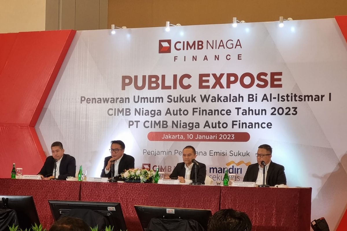 (kiri ke kanan) Direktur PT CIMB Niaga Sekuritas, Presiden Direktur PT CIMB Niaga Auto Finance Ristiawan, Direktur Keuangan Dan Strategi PT CIMB Niaga Auto Finance, dan Direktur Head of Investment Banking PT Mandiri Sekuritas saat paparan publik di Graha CIMB Niaga, Jakarta, Selasa (10/1/2023).