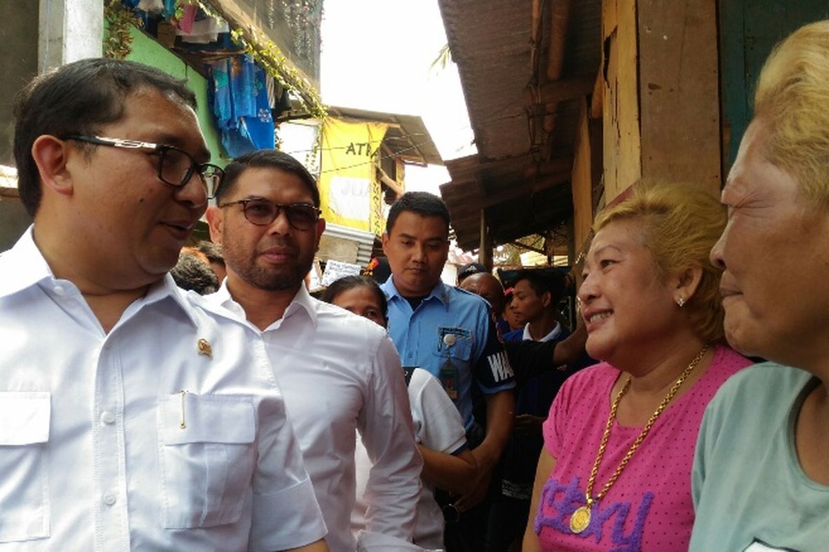 Wakil Ketua DPR RI Fadli Zon saat bertemu dengan dua nenek berambut pirang yang tidak mengenalnya di Kampung Kebun Bayam, Jakarta Utara, Rabu (13/9/2017).