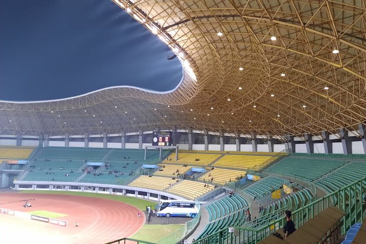 Stadion Patriot Candrabhaga tampak lengang sekitar satu jam jelang sepak mula laga timnas U19 Indonesia vs Brunei Darussalam dalam ajang Piala AFF U19 2022, Senin (4/7/2022).